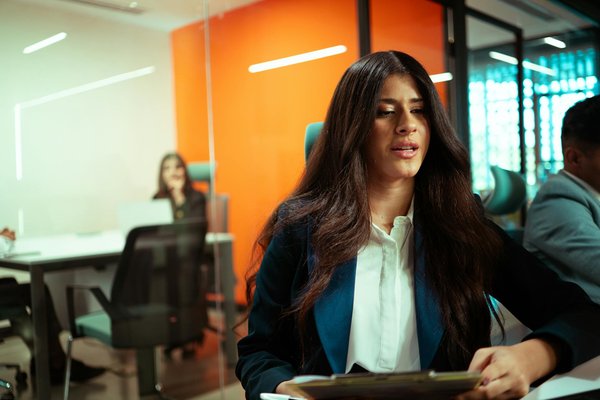 Art Contemporain : Explorations Passionnées et Nouvelles Perspectives sur les Débats Éclairants